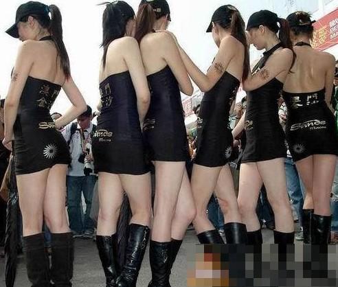 大膽開(kāi)放女車(chē)模 穿得太露骨了
