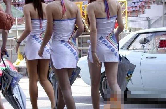 大膽開放女車模 穿得太露骨了