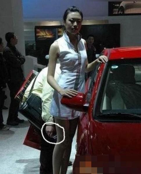 大膽開放女車模 穿得太露骨了