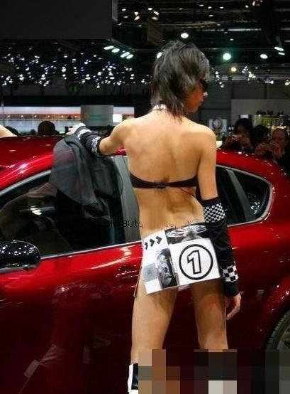 大膽開(kāi)放女車(chē)模 穿得太露骨了