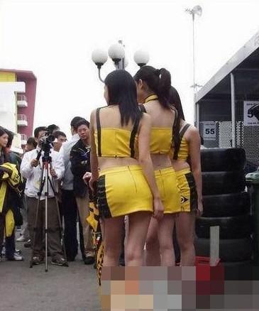 大膽開放女車模 穿得太露骨了