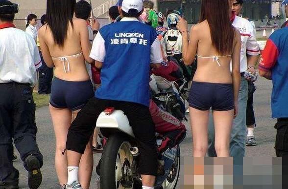 大膽開(kāi)放女車(chē)模 穿得太露骨了