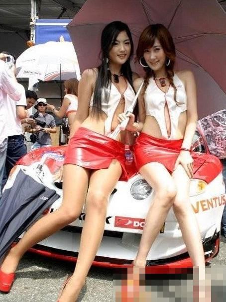 大膽開放女車模 穿得太露骨了