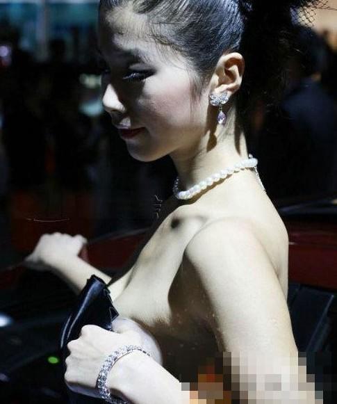 大膽開(kāi)放女車(chē)模 穿得太露骨了