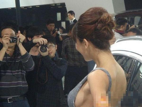 大膽開(kāi)放女車(chē)模 穿得太露骨了