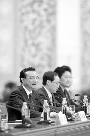 記者會上，孫寧（中）就坐在總理身邊 新華社發(fā)