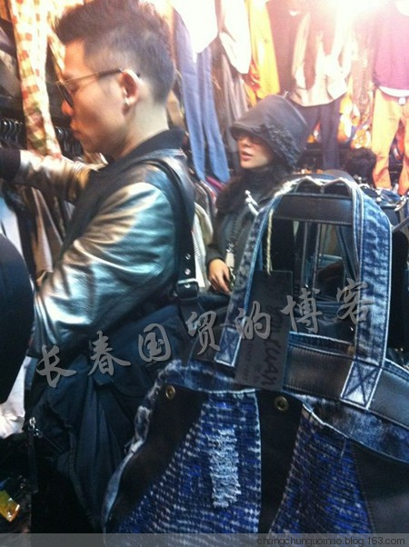 陳數(shù)攜神秘男批發(fā)市場(chǎng)掃貨 穿著低調(diào)無(wú)星范
