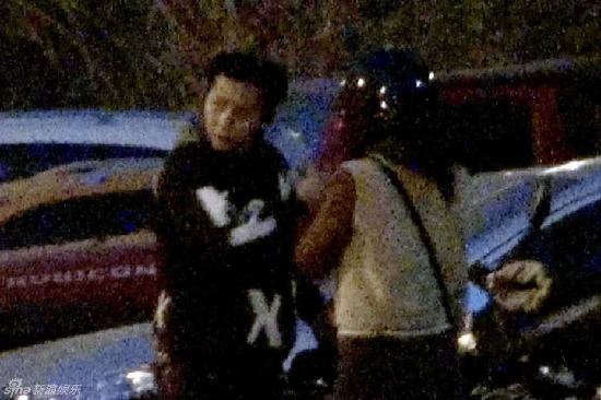 李晨深夜駕重機車帶張馨予兜風(fēng) 身穿骷髏圖似飛車黨