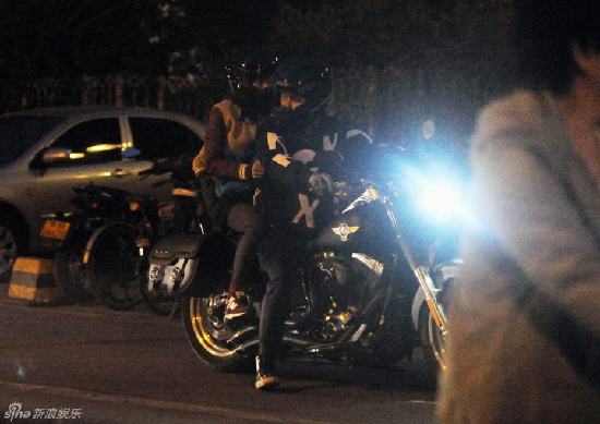 李晨深夜駕重機車帶張馨予兜風(fēng) 身穿骷髏圖似飛車黨