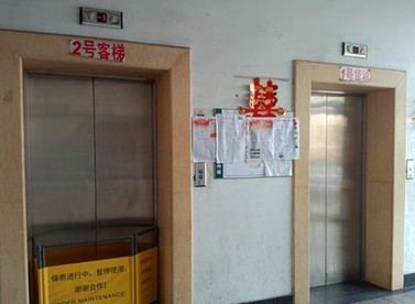 百余戶共用一部過(guò)保貨梯 景泰尚都住戶回家難
