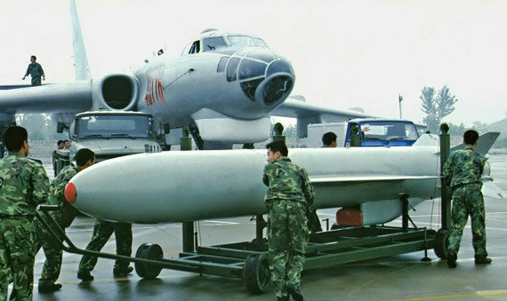 資料圖：轟-6裝備國產“鷹擊-63”大型空對地巡航導彈。