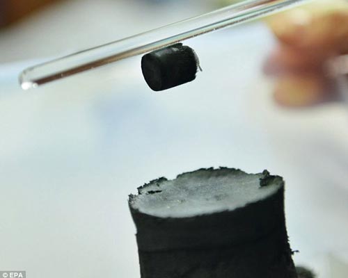 研究人員采用玻璃棒所帶的靜電，取下一片石墨稀氣膠凝體。
