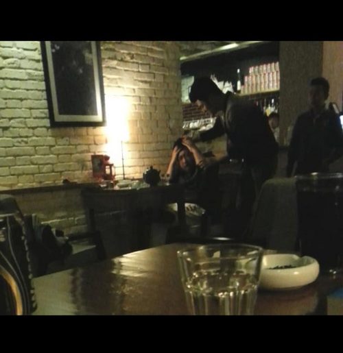 男性友人起身走到于正面前，抓起頭發(fā)，開始暴打。(圖片來源網(wǎng)絡(luò))