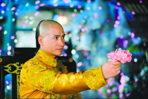 于正捧紅不少藝人，如“四阿哥”何晟銘。
