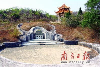 趙海濱父親的墓與思親亭緊挨，十分氣派。項(xiàng)仙君 攝