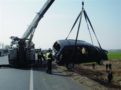 司機(jī)打瞌睡商務(wù)車(chē)滾進(jìn)路邊溝