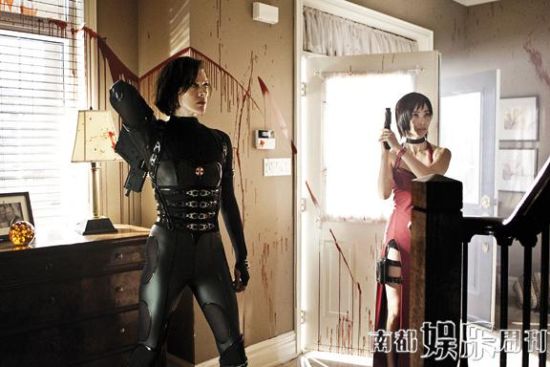 李冰冰在《生化危機(jī)5》中演艾達(dá)，和米拉大破喪尸危機(jī)。