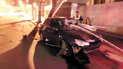 轎車撞護欄被扎成刺猬 車內乘客毫發(fā)無傷(圖)