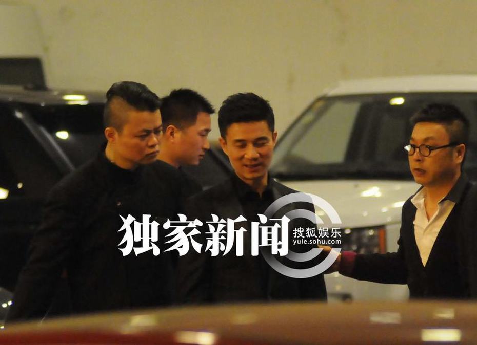 汪小菲許雅鈞坐千萬(wàn)豪車(chē)赴夜總會(huì) 保鏢成群未見(jiàn)大小S