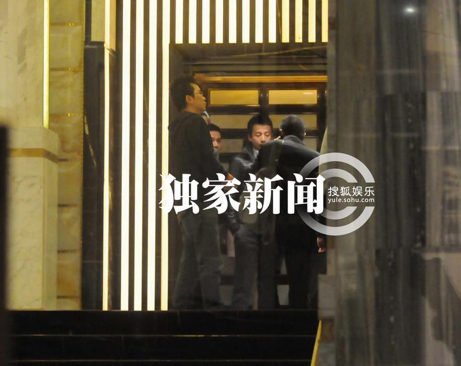 汪小菲許雅鈞坐千萬豪車赴夜總會(huì) 保鏢成群未見大小S