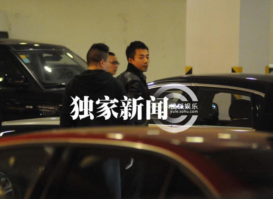 汪小菲許雅鈞坐千萬(wàn)豪車(chē)赴夜總會(huì) 保鏢成群未見(jiàn)大小S