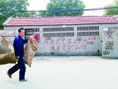 路過這里的農(nóng)民大叔一臉無奈。