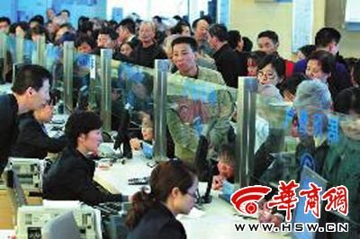 昨日，市民在西安秦華天然氣營業(yè)廳排隊購買天然氣，隊伍迂回排出了大門本報記者 湯繼穎 攝