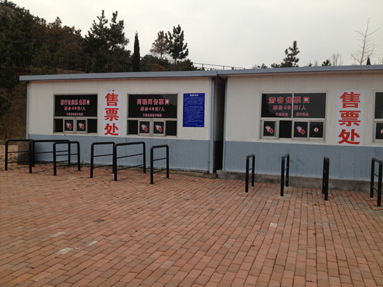 膠南大珠山杜鵑花會(huì)無(wú)花可看，市民稱花錢(qián)看樹(shù)枝