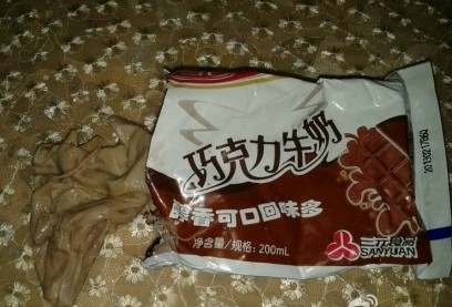 網(wǎng)曝三元奶喝出大片膠狀物 回應(yīng)稱絕對不可能