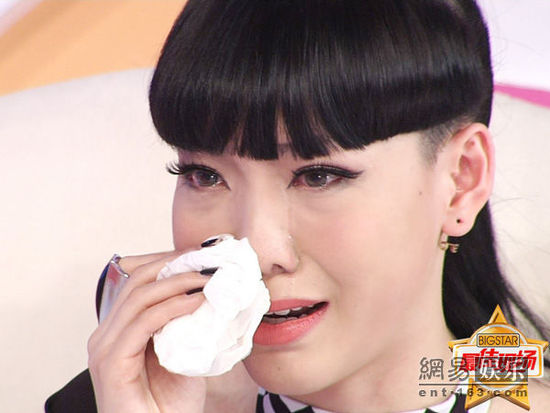 吳莫愁拭淚。