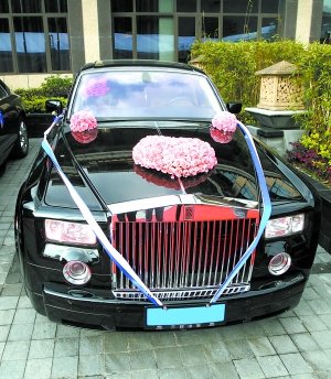 新郎新娘和他們的勞斯萊斯主婚車。