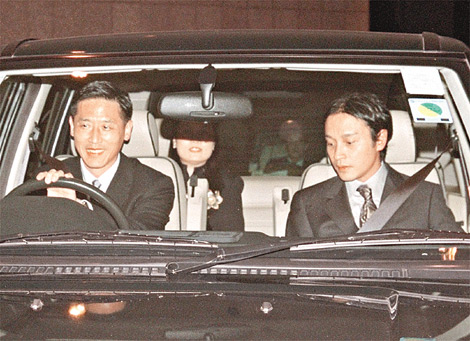 張國(guó)榮戀人唐鶴德近照曝光 單身10年身形消瘦(圖)