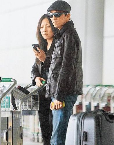 曝林志炫女友首露真容 甜蜜返臺同行被拍(圖)
