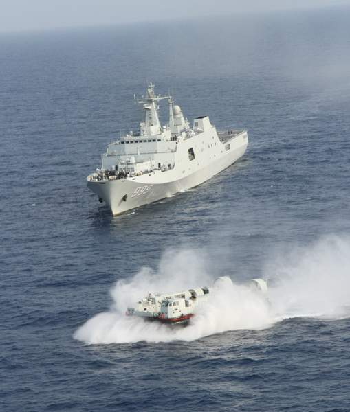 氣墊艇與井岡山艦在進行協(xié)同訓(xùn)練。新華社發(fā) 甘俊 攝