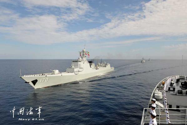 中國海軍大編隊(duì)航行至曾母暗沙。