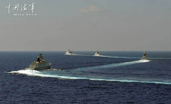 中國海軍大編隊(duì)在曾母暗沙。