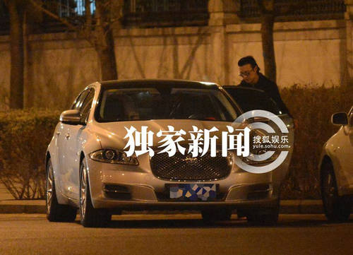 追星:汪峰攜美女豪車密會(huì)似車震 童謠似戀黃渤潮裝出街