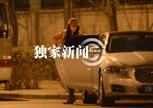 追星：汪峰攜美女豪車密會似車震 童謠似戀黃渤潮裝出街