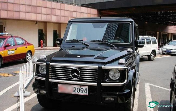 資料圖：網(wǎng)友拍攝的軍牌豪車(chē)。