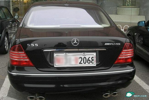 資料圖：網(wǎng)友拍攝的軍牌豪車(chē)。
