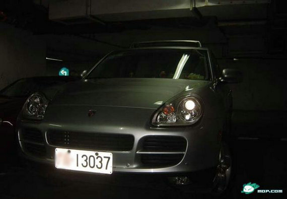 資料圖：網(wǎng)友拍攝的軍牌豪車(chē)。