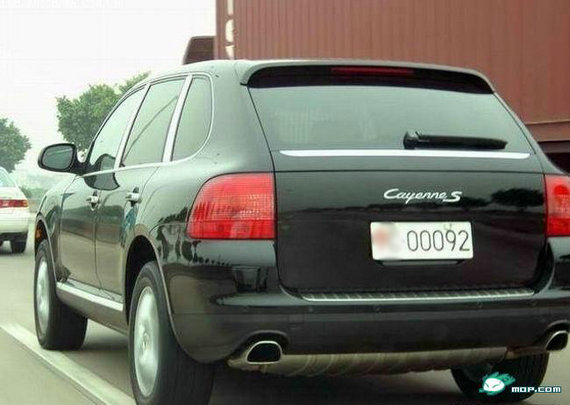 資料圖：網(wǎng)友拍攝的軍牌豪車(chē)。