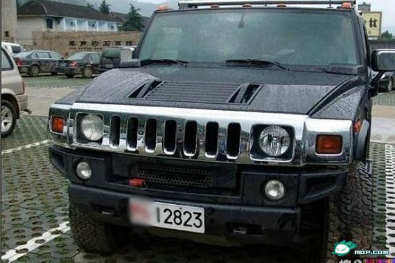 資料圖：網(wǎng)友拍攝的軍牌豪車(chē)。