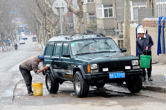 揭秘青島洗車業(yè)亂象 無(wú)證經(jīng)營(yíng)盜取地下水