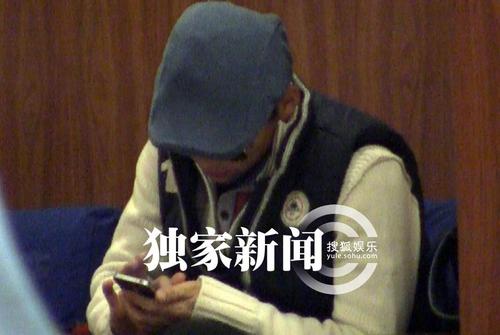 王寶強(qiáng)穿潮裝離京