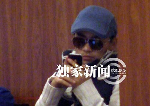 王寶強穿潮裝離京