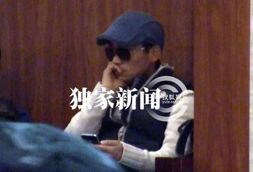 王寶強穿潮裝離京