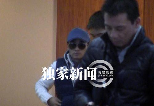 王寶強穿潮裝離京