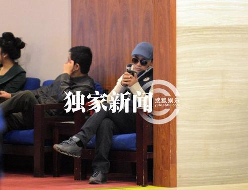 王寶強(qiáng)穿潮裝離京