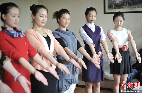 大學(xué)生爭(zhēng)相應(yīng)聘空乘